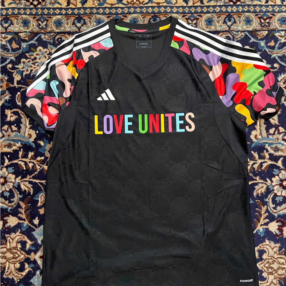 Adidas PRIDE month training kit XL